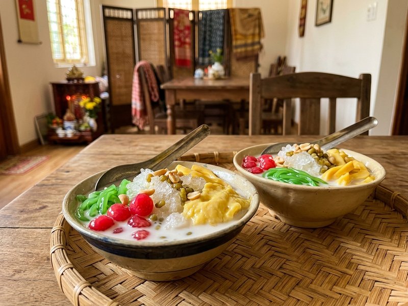 Bát chè Thái sầu riêng thành phẩm thơm ngon mát lạnh trên bàn ăn gia đình