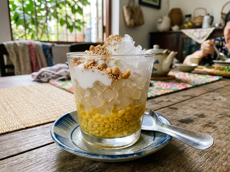Ly chè bưởi mát lạnh tầng tầng lớp lớp vàng óng đậu xanh, cùi bưởi giòn sần sật và nước cốt dừa trắng muốt