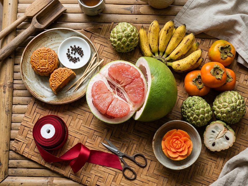 Khay chuẩn bị trái cây mùa thu và dụng cụ kết chú chó bưởi